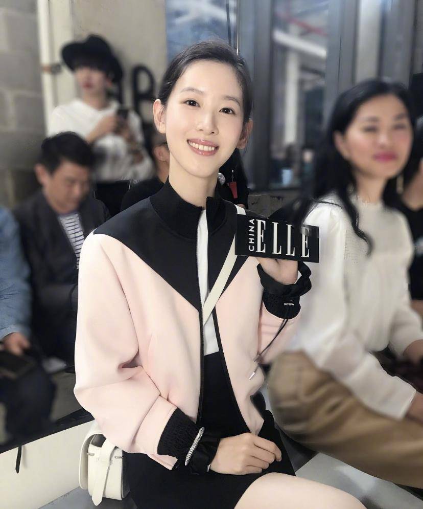 设计 章泽天快30岁了,穿包臀裙+瘦腿靴,清纯优雅还高级
