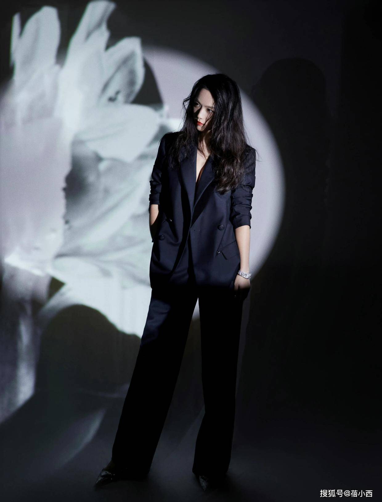 汤唯真不愧是女神,穿挂脖亮片裙气场全开,配大波浪太有女人味