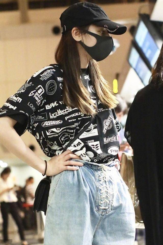 迪丽热巴 迪丽热巴现身机场,印花T恤+牛仔裤化身酷girl,裤腿卷起好随性