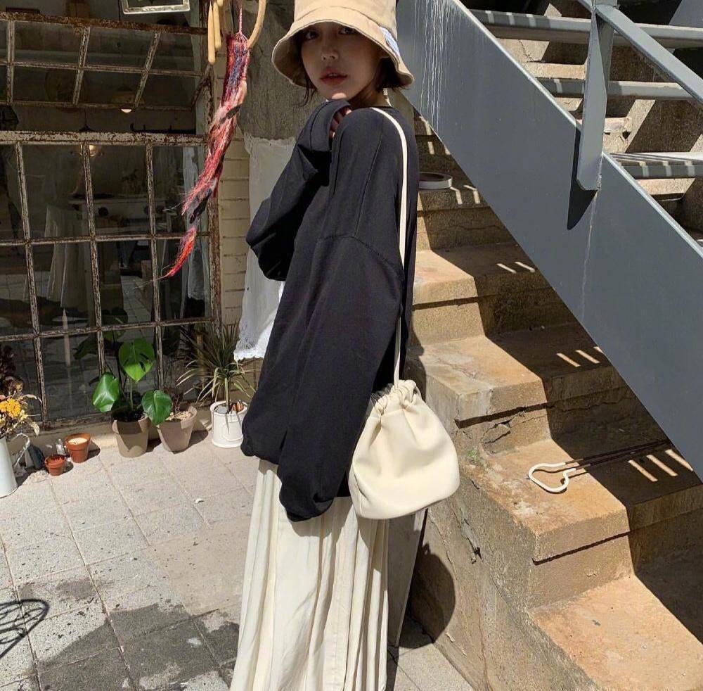 样式 优雅气质的秋季穿搭，简约时尚随心搭配，显瘦显高美的恰到好处