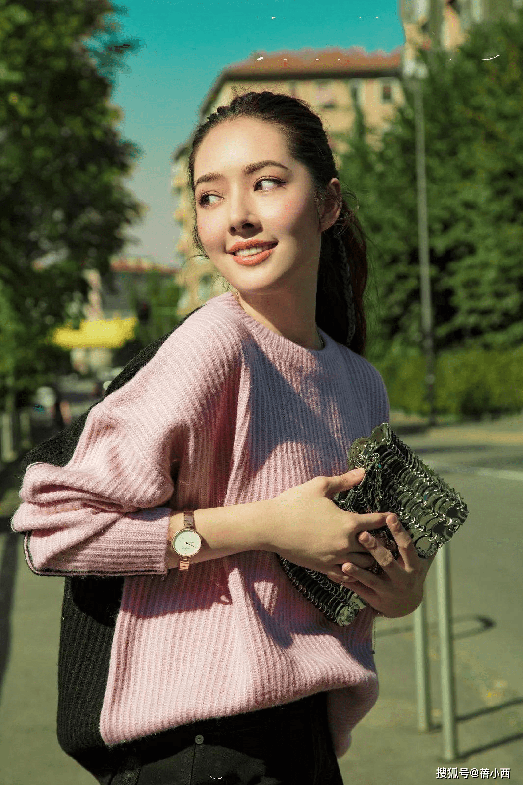郭碧婷 向太儿媳郭碧婷生娃后更嫩了，穿粉毛衣配百褶裙走秀，轻松美出圈
