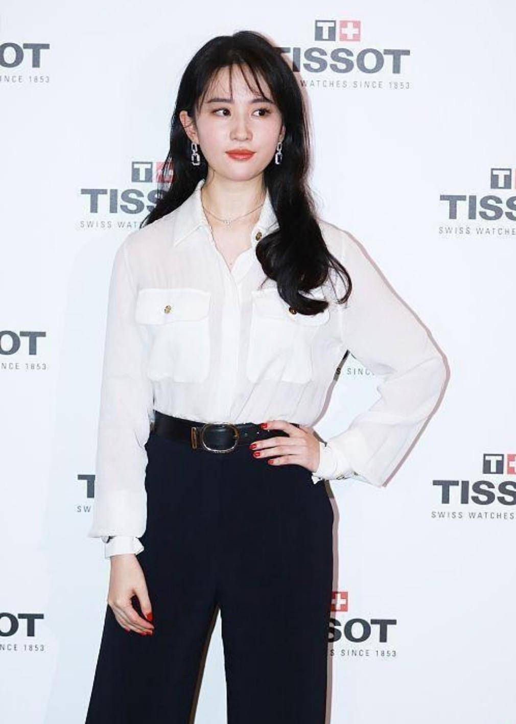黑色 刘亦菲化身职场女强人，穿白色衬衫配阔腿裤，打造霸道总裁范