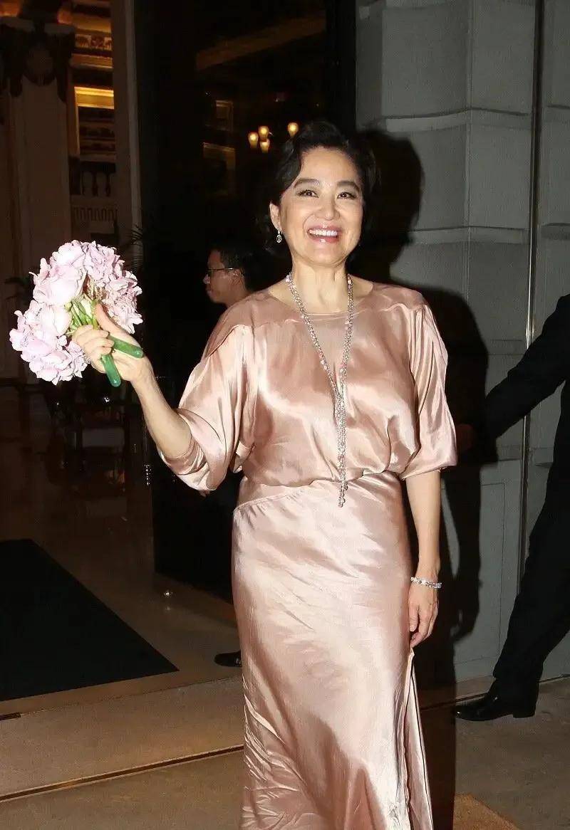 配饰 林青霞越老越耐看，穿一身同色系好优雅，有“老年肚”气质也高级