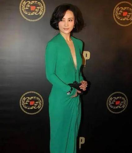 领口处 蒋勤勤放飞自我，穿那么紧的蕾丝裙就算了，胸前还扯三个洞看不懂