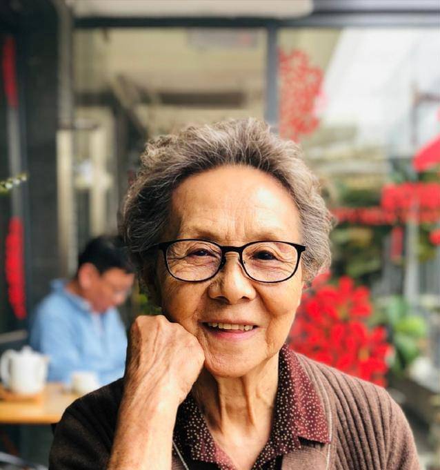 护肤品五六十岁的女人，买护肤品不要“网红款”，准备3种就够，很实用