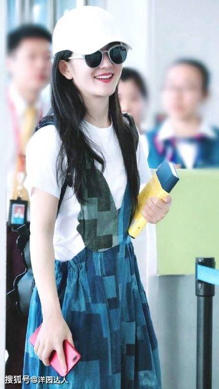 元素 谢娜生娃后更少女了，衬衫搭配背带裙，轻松回到学生时代上热搜