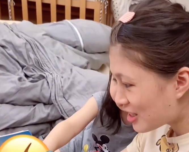 结局|广东妈妈陪女儿,看电视偷吃零食，不料女儿突然转头结局真实