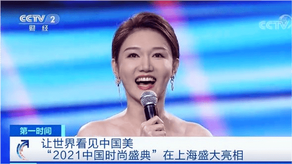 龙洋 龙洋接棒董卿主持太成功！穿蕾丝长裙闪耀全场，面对董卿都不逊色