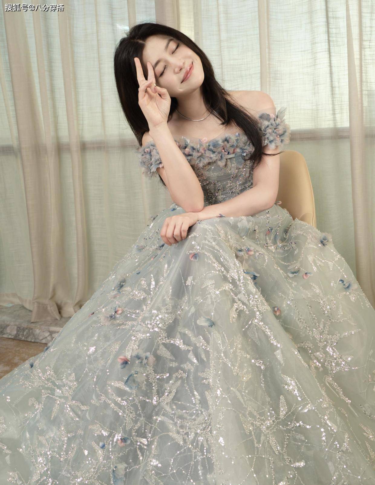 美眉 陈妍希越来越漂亮了，穿一字肩礼服秀好身材，气质温柔宛如邻家妹