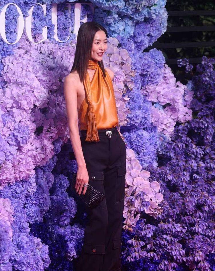 荷塘 66岁赵雅芝荷塘边拍照!穿裙子撑伞坐在石头上,皮肤白皙五官精致