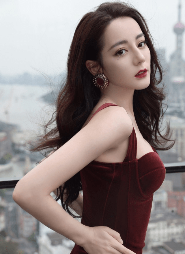 活动 “完颜女神”热巴参加活动,颜值身材双满分,裙子上镶满了钻石