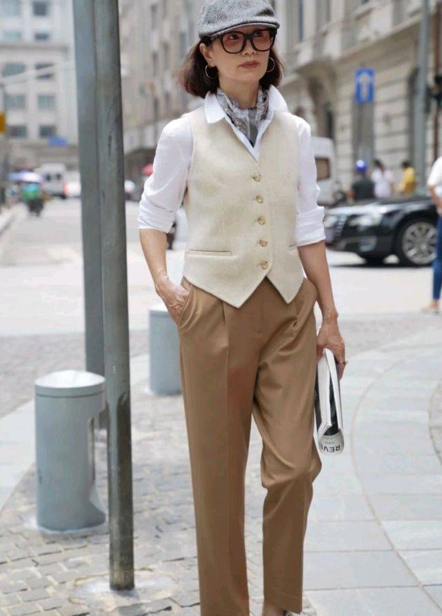 一身 50岁的女人别总穿一身黑，可以尝试浅色穿搭，演绎别样的视觉盛宴