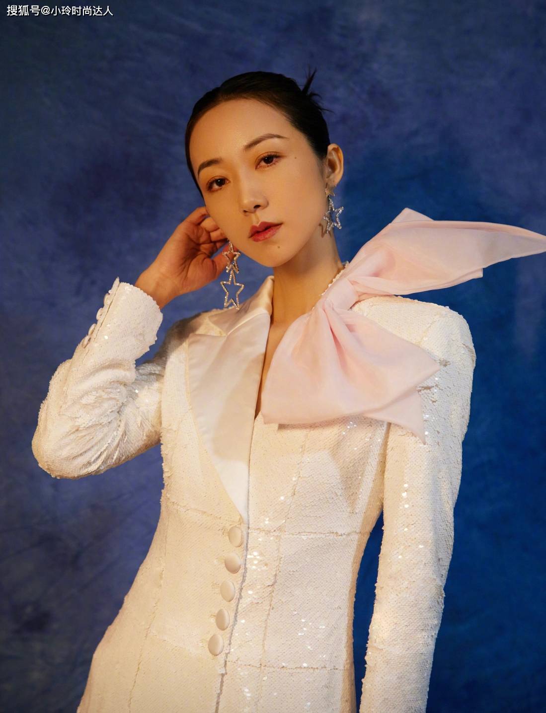 身材 韩雪的西装穿搭简直又美又飒,肩膀还要别个蝴蝶结少女心满满