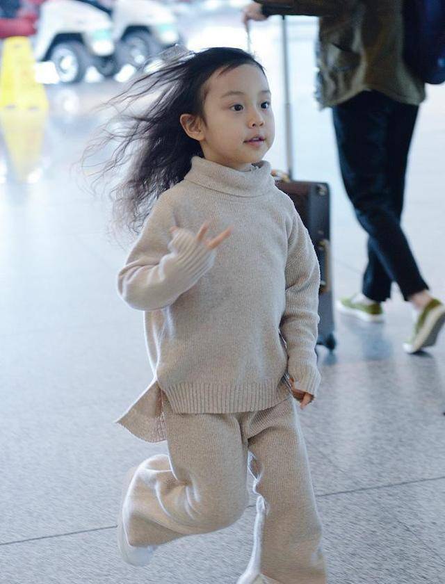 家长 李小璐携女儿现身机场，甜馨穿风衣像小大人，打扮得比妈妈还抢镜