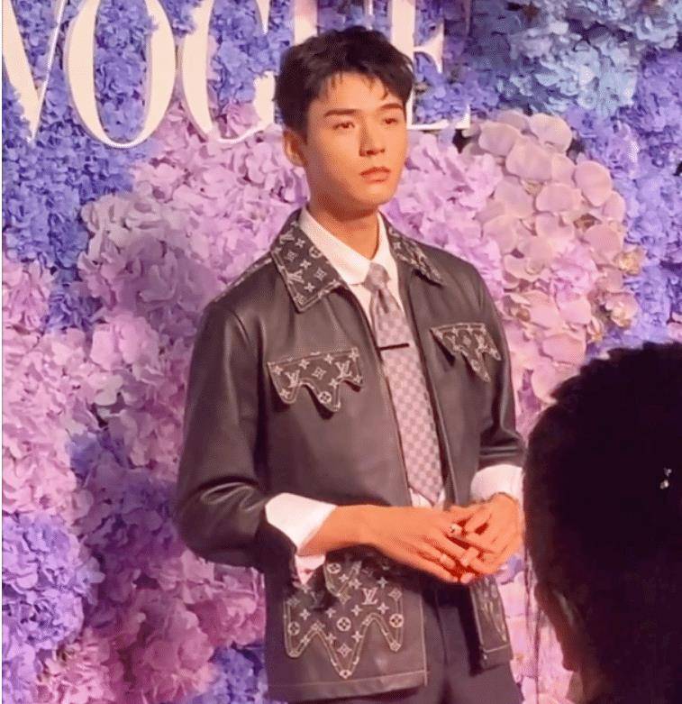 黑色 VOGUE新篇章之夜开启，明星们的红毯生图来了，谁更胜一筹呢