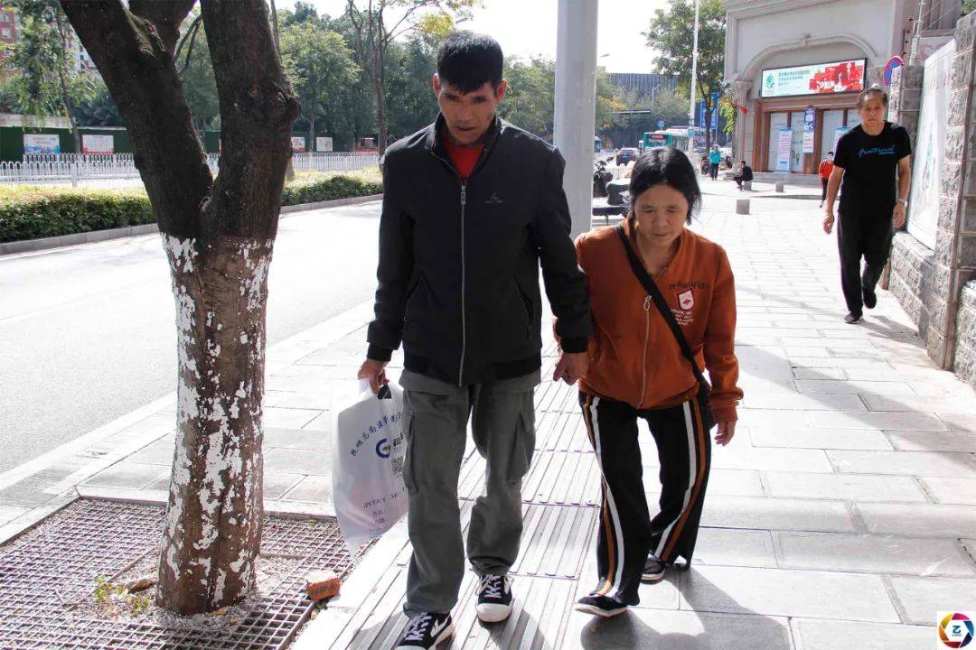 病痛|少年被病痛折磨17年，残疾妈妈将他背出大山，想让他做个普通人