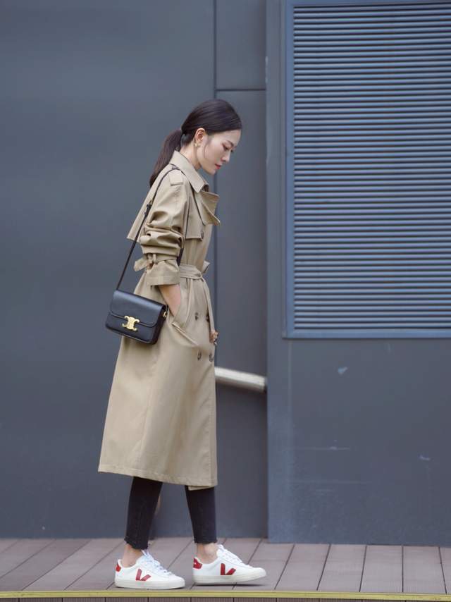 显得 秋季,奔四奔四的女人怎么穿风衣?搭配衬衫和牛仔裤,减龄又洋气