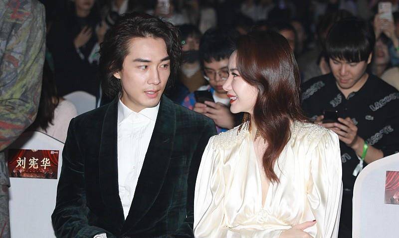 老公 戚薇真的很懂时尚，给老公安排情侣装，不同款但很暧昧