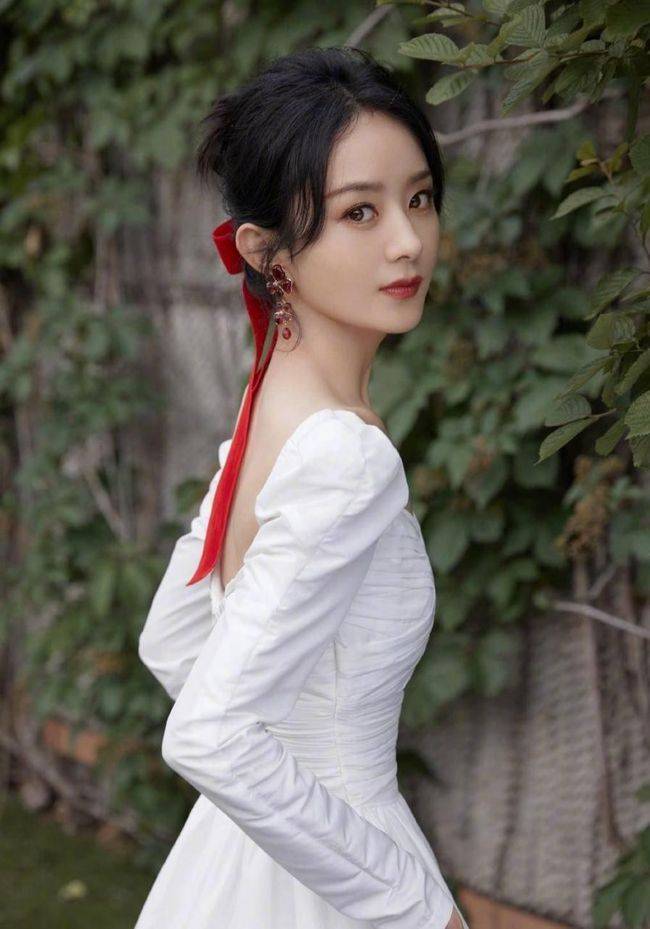 金色 真不敢相信赵丽颖34岁了，复古装配上“少女颜”，明明还是小姑娘
