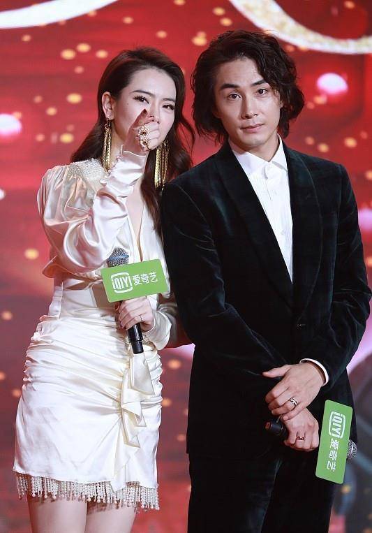 老公 戚薇真的很懂时尚，给老公安排情侣装，不同款但很暧昧