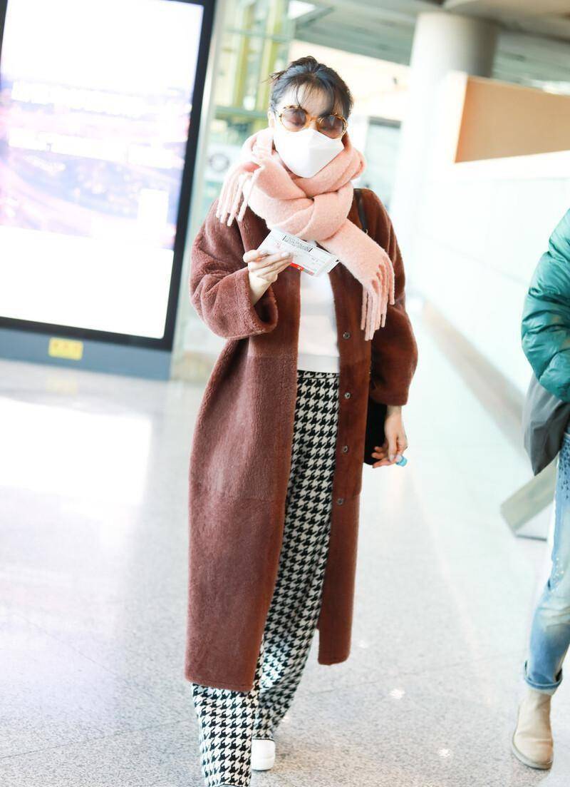 黑色 张静初穿得跟“刚进城”似的，但气质却很高级，混搭的造型也很美