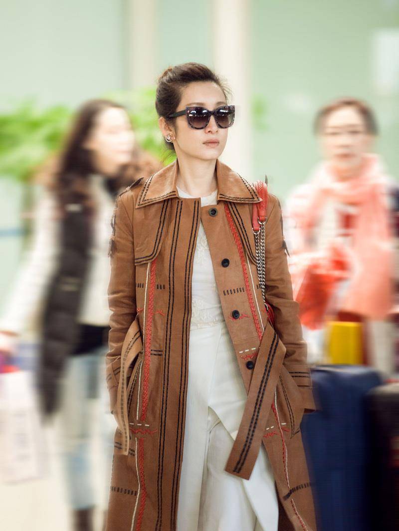 服装 跟着秦海璐学穿大衣,简约搭配高级又时髦,原来会打扮的人也很美