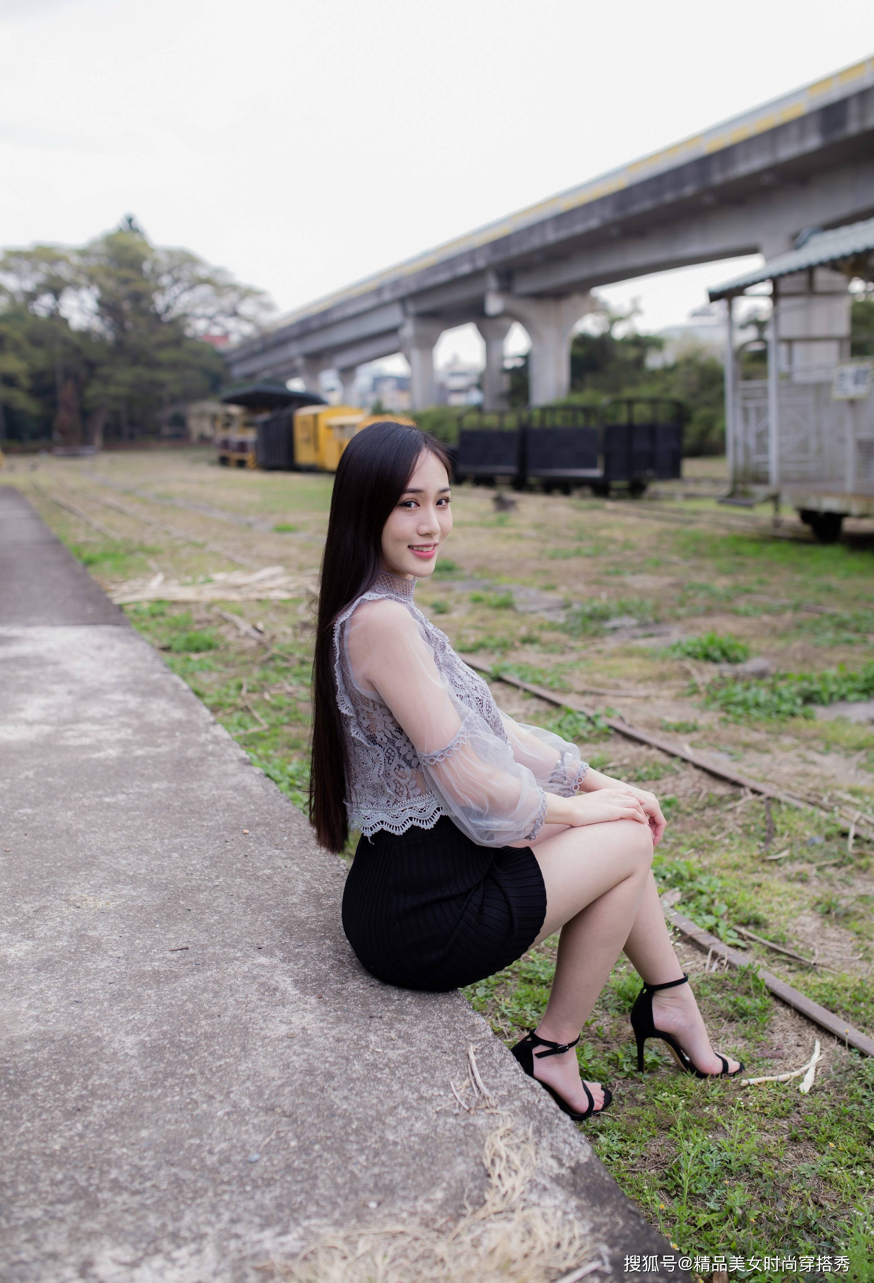 黑色 街拍：浅灰色的钩花蕾丝上衣，彰显着低调的华丽感