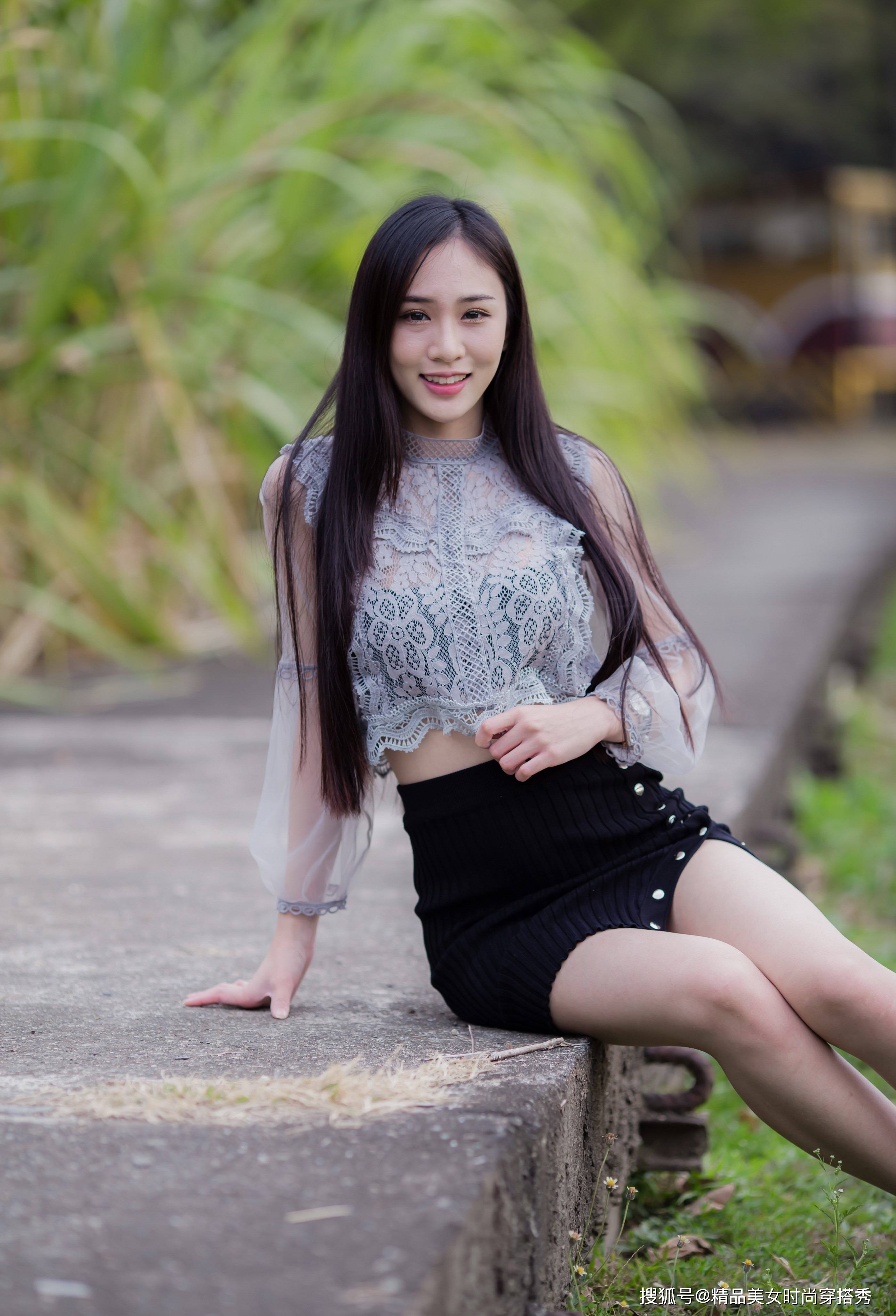 黑色 街拍：浅灰色的钩花蕾丝上衣，彰显着低调的华丽感