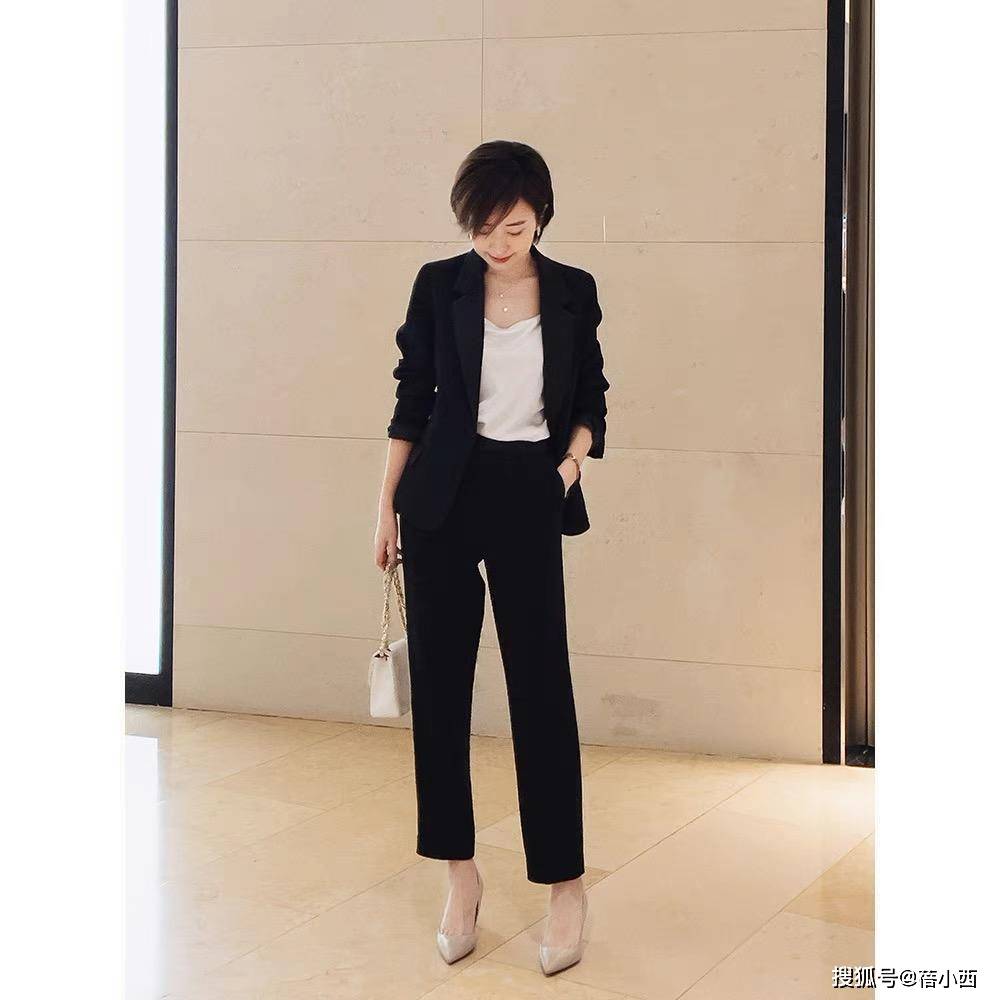 职场 奔三奔四的女人,秋天多穿西装外套,搭配连衣裙、半身裙都很高级