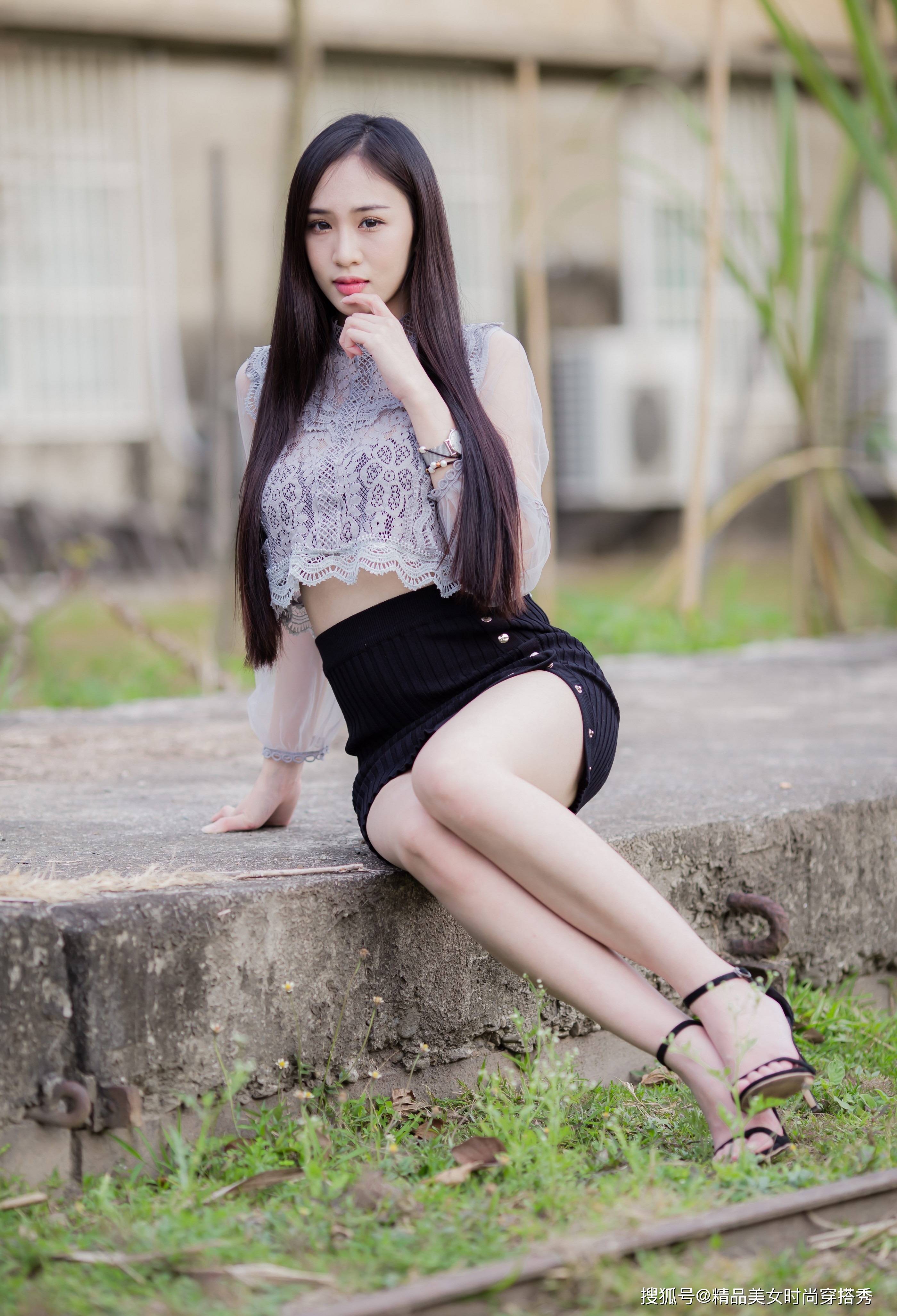 黑色 街拍：浅灰色的钩花蕾丝上衣，彰显着低调的华丽感