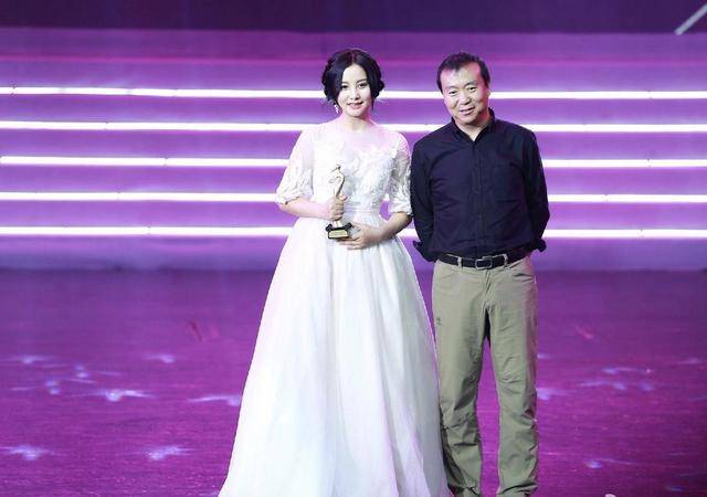 大气 陶红真是个有品位的女人!身穿白色蓬蓬裙雍容华丽,女人味十足