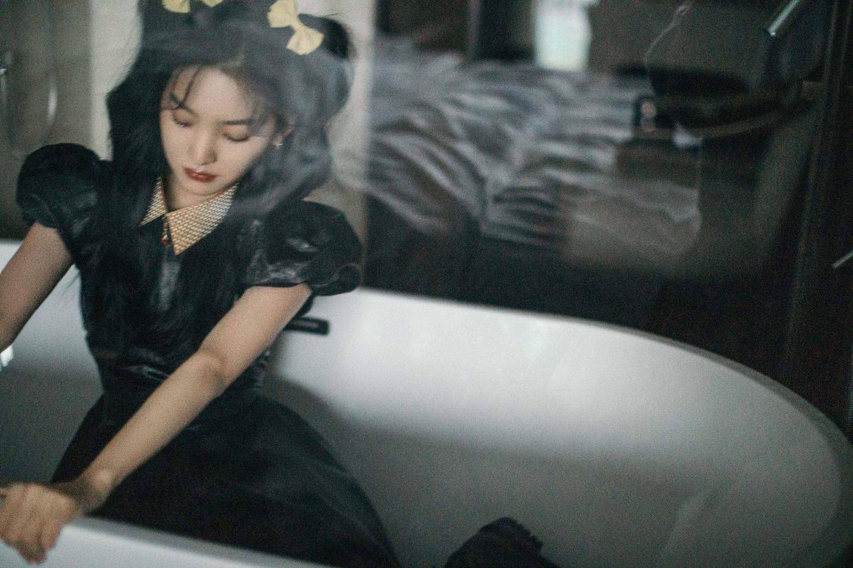 马尾 章若楠才是少女风代表，穿黑色泡泡袖皮裙出镜，扎双马尾又甜又欲