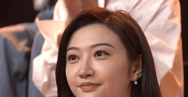 下巴|景甜录节目怼脸镜头曝光，生图脸型胖乎乎没下巴，差距有点大