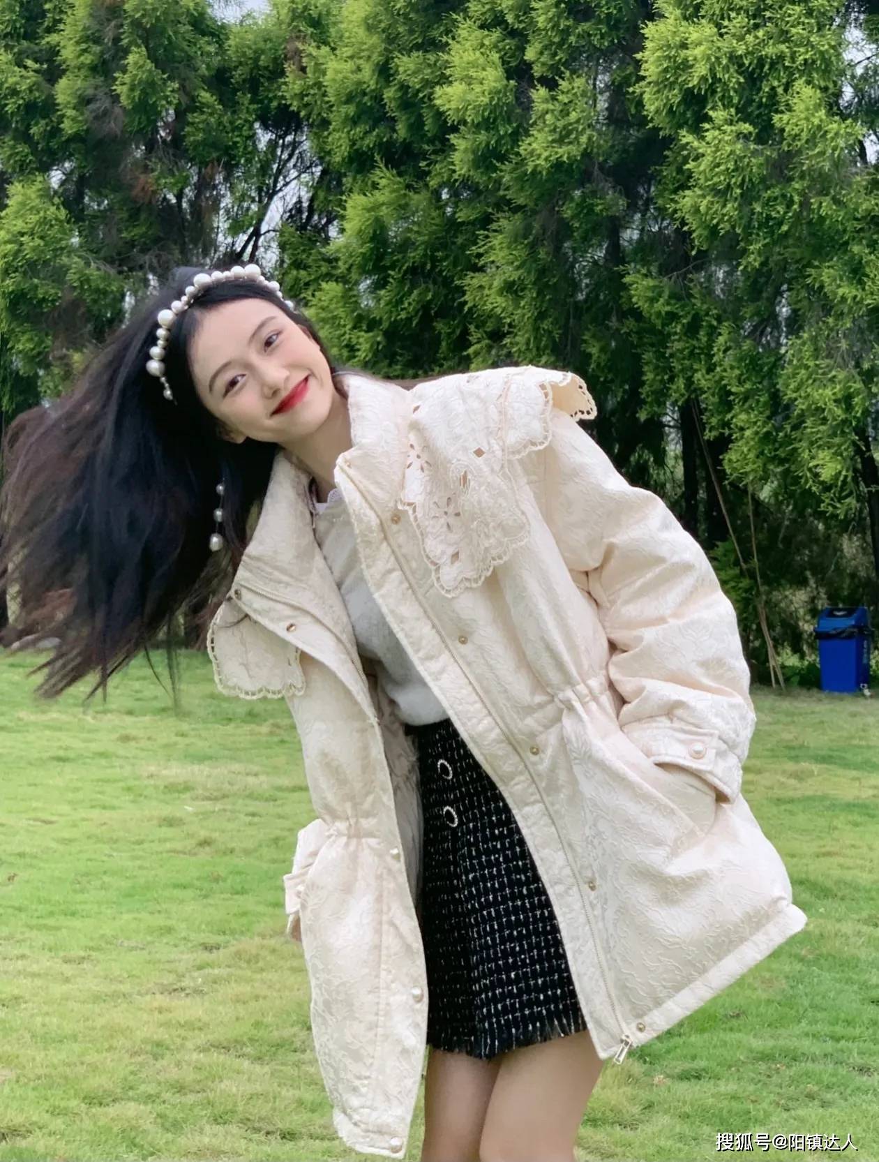 感觉 浪漫唯美的羽绒服，穿上太淑女了~上面有很细致立体的蕾丝花纹