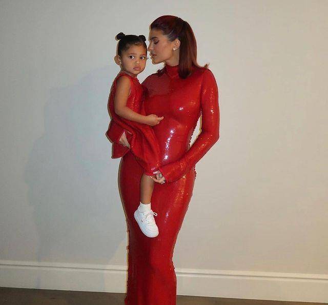 曲线 金小妹凯莉·詹娜穿抹胸礼服，闪耀女神范儿！收腰剪裁很亮眼