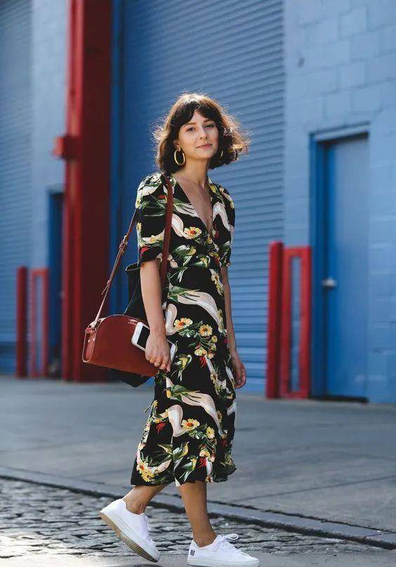 小白 降温后连衣裙不要老配高跟鞋，今秋流行这3双鞋，时髦又实穿