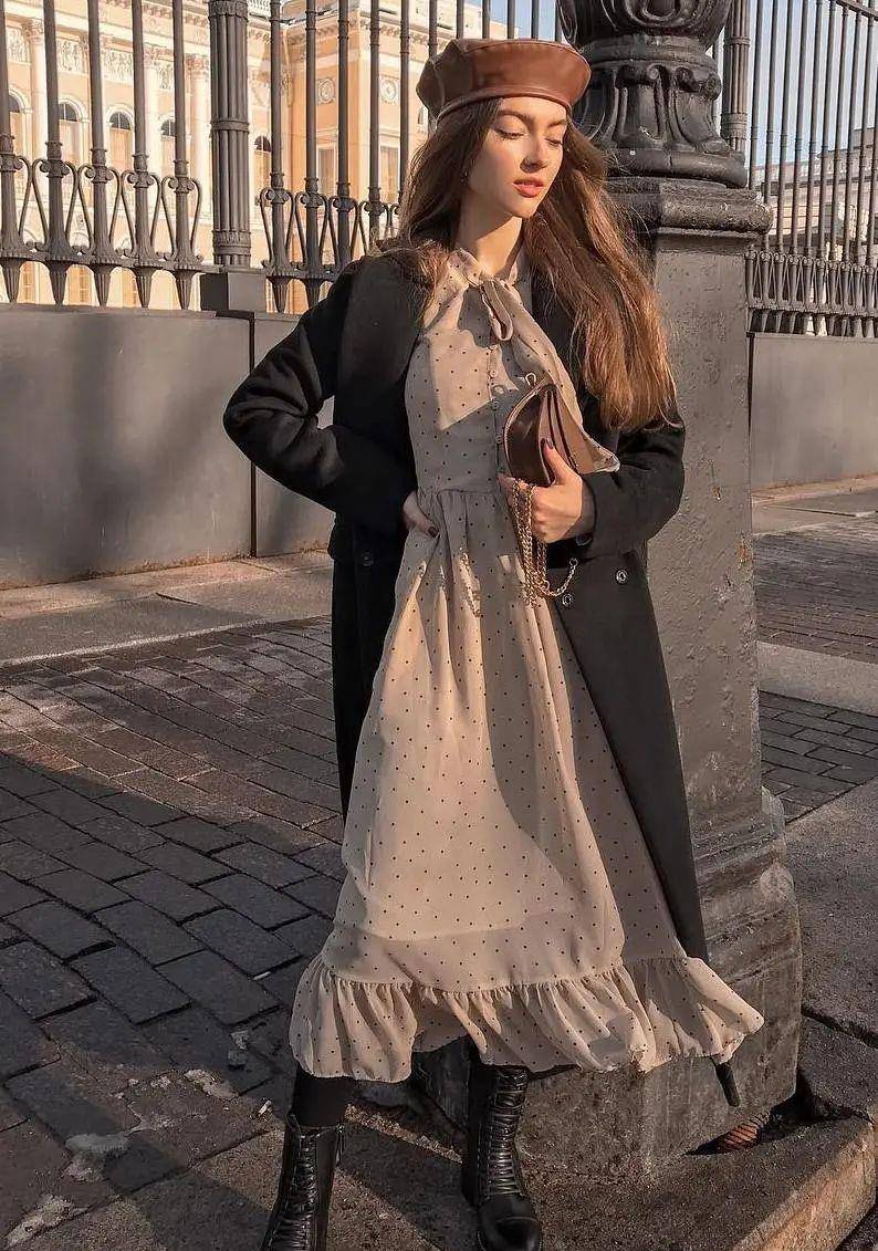 小白 降温后连衣裙不要老配高跟鞋，今秋流行这3双鞋，时髦又实穿