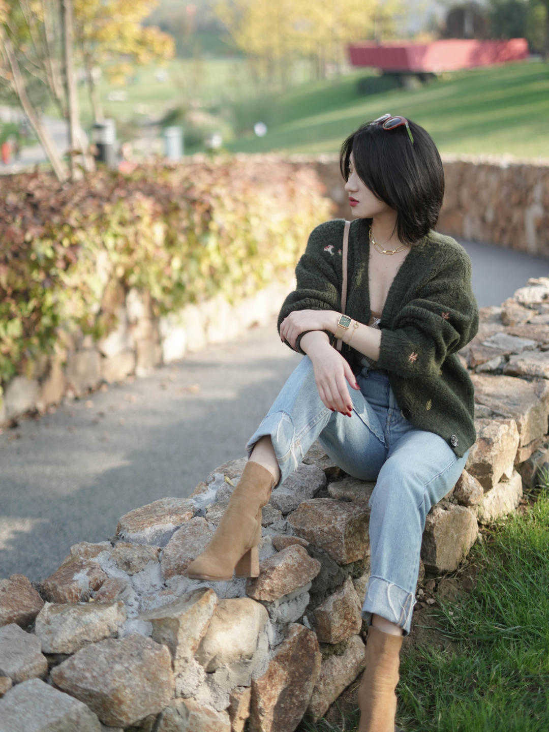 是属于 秋冬季节,针织衫还可以这样穿,保暖洋气又减龄,谁穿都好看