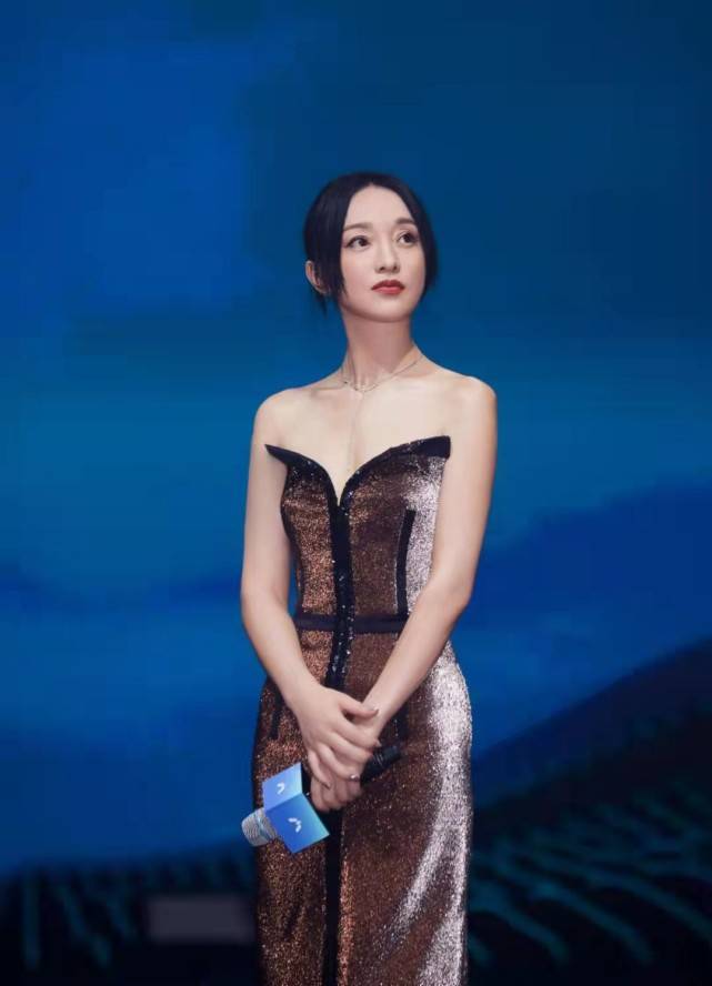 设计 周迅47岁生日写真美到我了！穿无袖裙秀身材，香奈儿长公主范十足
