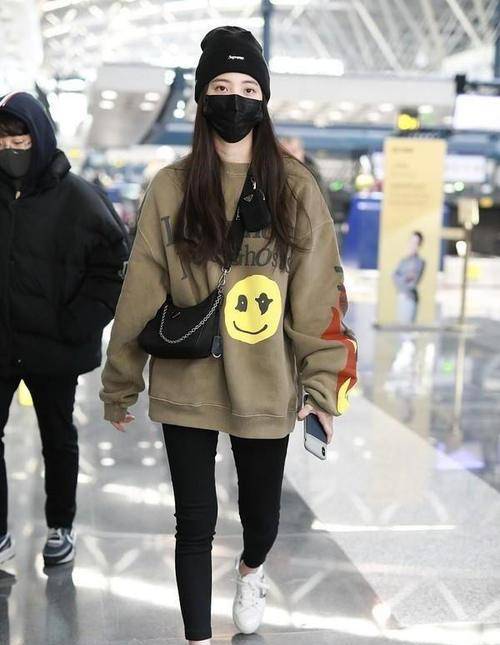 娜比 为了美拼了!欧阳娜娜冬天穿九分裤露脚踝,167身高还嫌腿不够长