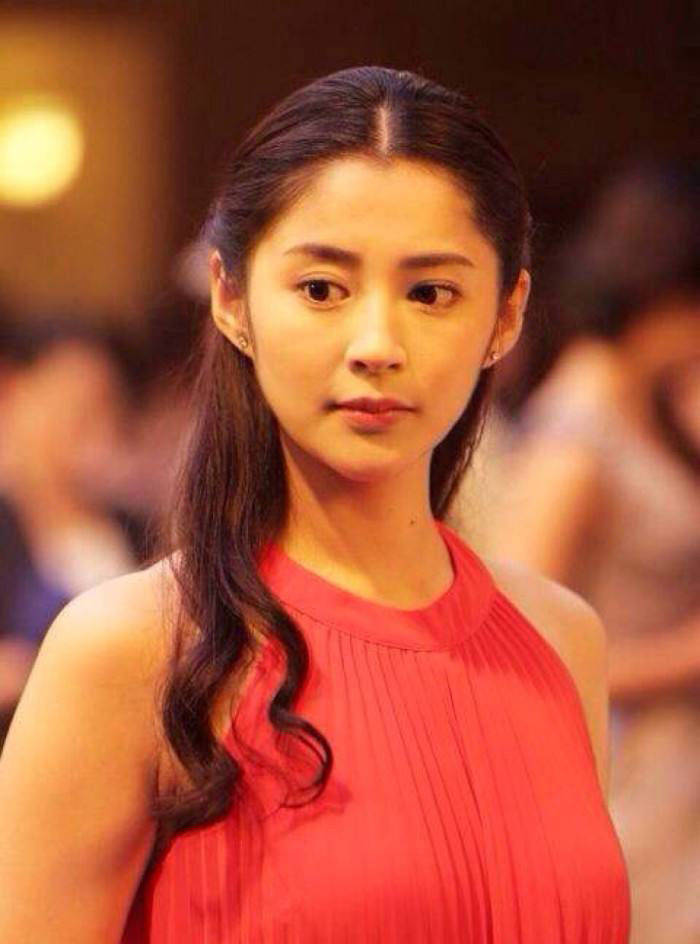 混血模特22岁被周杰伦捧红,何炅邀她拍电影,如今炙手可热_李心艾