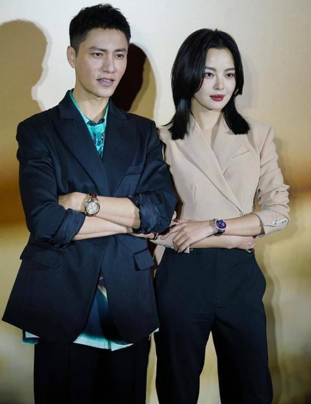 活动 陈坤与辛芷蕾同框，同穿西服出席活动，丝毫看不出陈坤比她大10岁