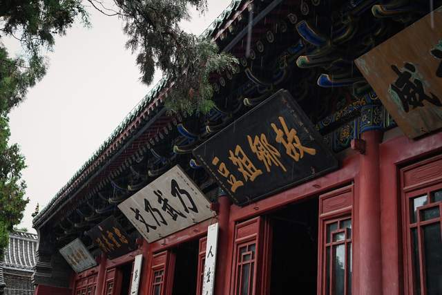 河南汤阴有座岳飞庙，占地六千三百平方米，被称为“精忠庙”