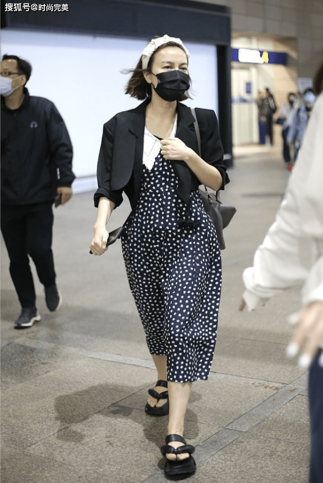 黑色 吴昕素颜就出门，发箍虽好看却暴露大脑门，小西装配碎花裙显气质