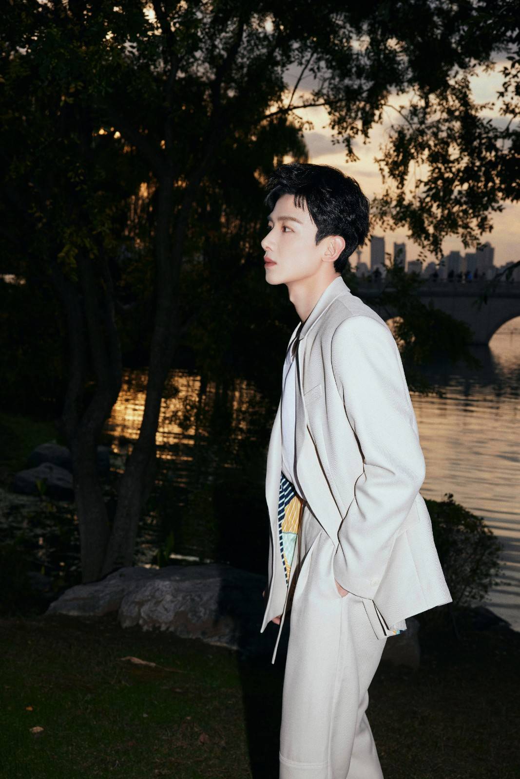 网友 白敬亭一身灰白西服出席活动,气质清秀白马王子无疑,可惜有点瘦