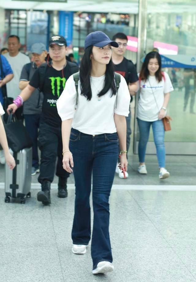 双肩包 姚晨真不愧是气质女神,穿基础款白T恤搭配牛仔裤,简约又洋气