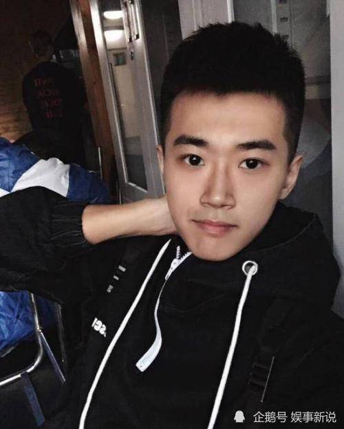 他是赵本山最帅的徒弟,年轻时被多名女孩子追,如今儿子非常帅_闫光明