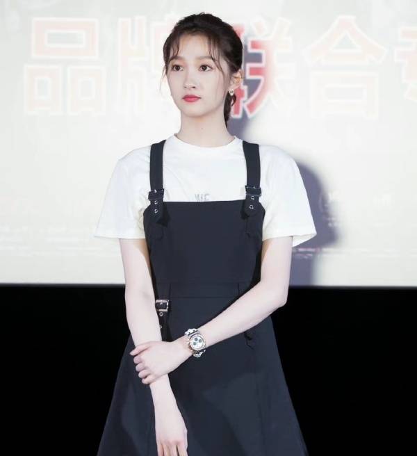 电影|华晨宇包场关晓彤新电影，电影口碑持续下滑，但她的人缘真的好