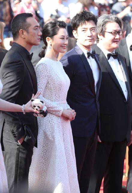 青春 50岁许晴亮相戛纳，未修图暴露真实颜值，与平时的照片判若两人