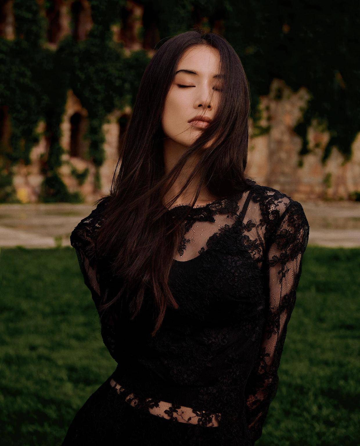 设计 黄圣依不愧是阔太，穿粉色抹胸长裙高贵温柔，气质优雅太抢镜